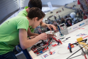 Uno de los equipos participantes en la FLL durante su demostración de robótica
