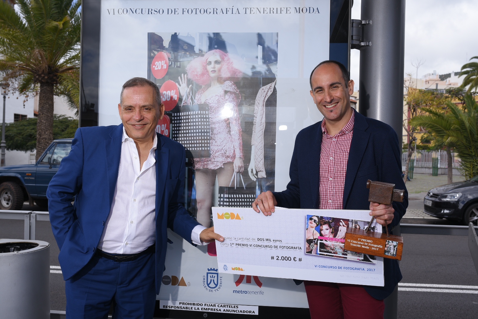 David Pérez recibe el premio del VI Certamen de Fotografía Tenerife Moda del Cabildo
