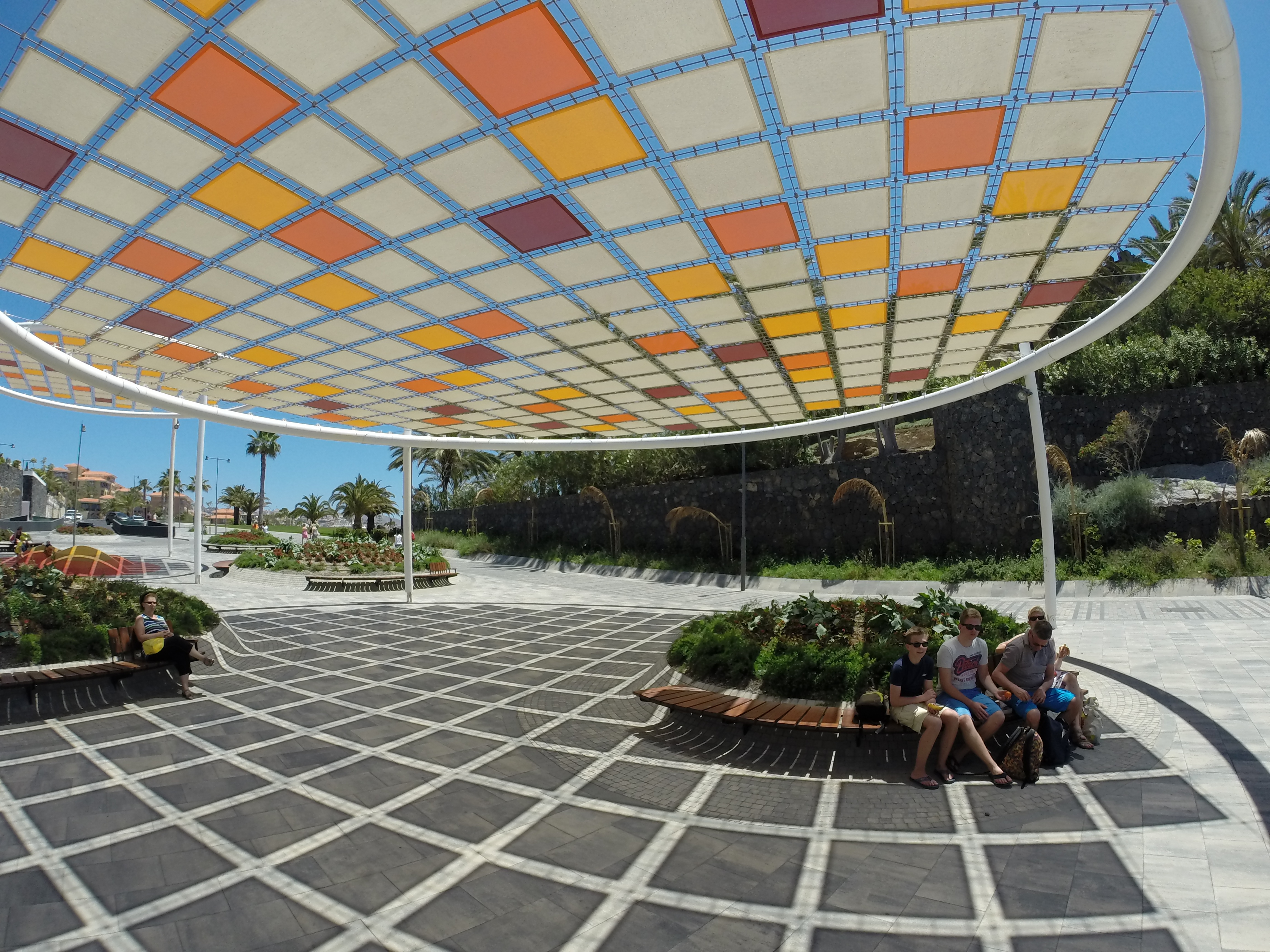 Turistas descansan en uno de los bancos de la calle Unterhacing una vez terminadas las obras