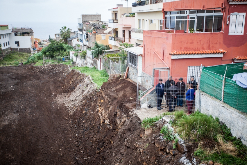 Fotografía de la visita del presidente al barrio de la Vera, donde se observa la obra que realiza el Cabildo en el barranco de San Felipe