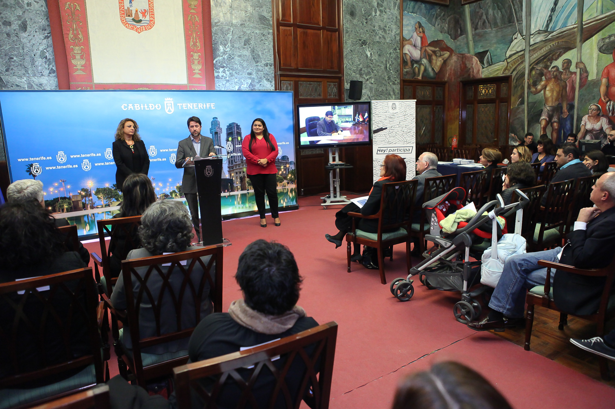 Fotografía del presidente del Cabildo dirigiéndose a los asistentes al acto de presentación del Marco Insular de Participación Ciudadana