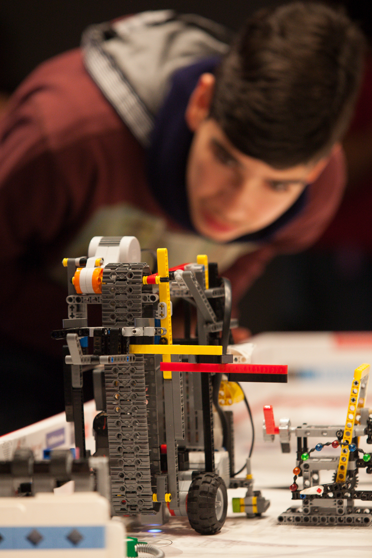 Fotografía de uno de los jóvenes participantes en la pasada edición regional de la FLL, celebrada en Arona
