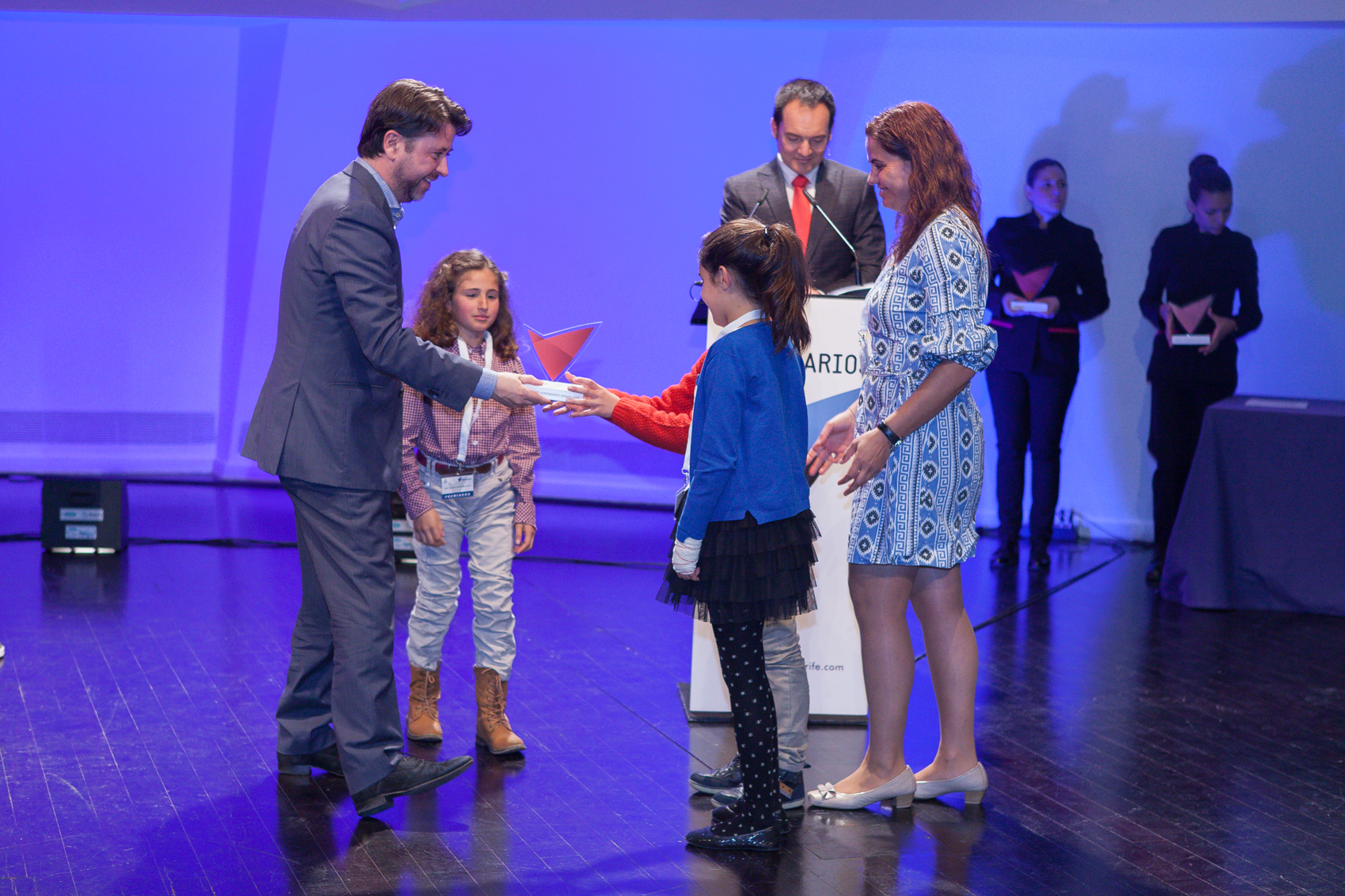 l presidente del Cabildo, Carlos Alonso, entrega el premio a José Luis Iglesia, ganador del premio Visionario Tenerife 