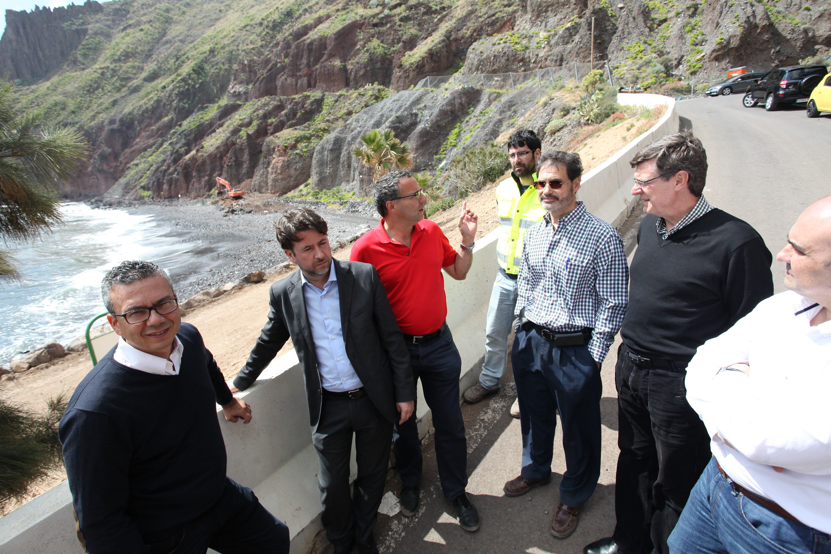 Fotografía del presidente del Cabildo, Carlos Alonso, y el concejal de obras y Servicios Públicos del Ayuntamiento de Santa Cruz, Dámaso Arteaga, durante la visita que realizaron a la playa de Las Gaviotas