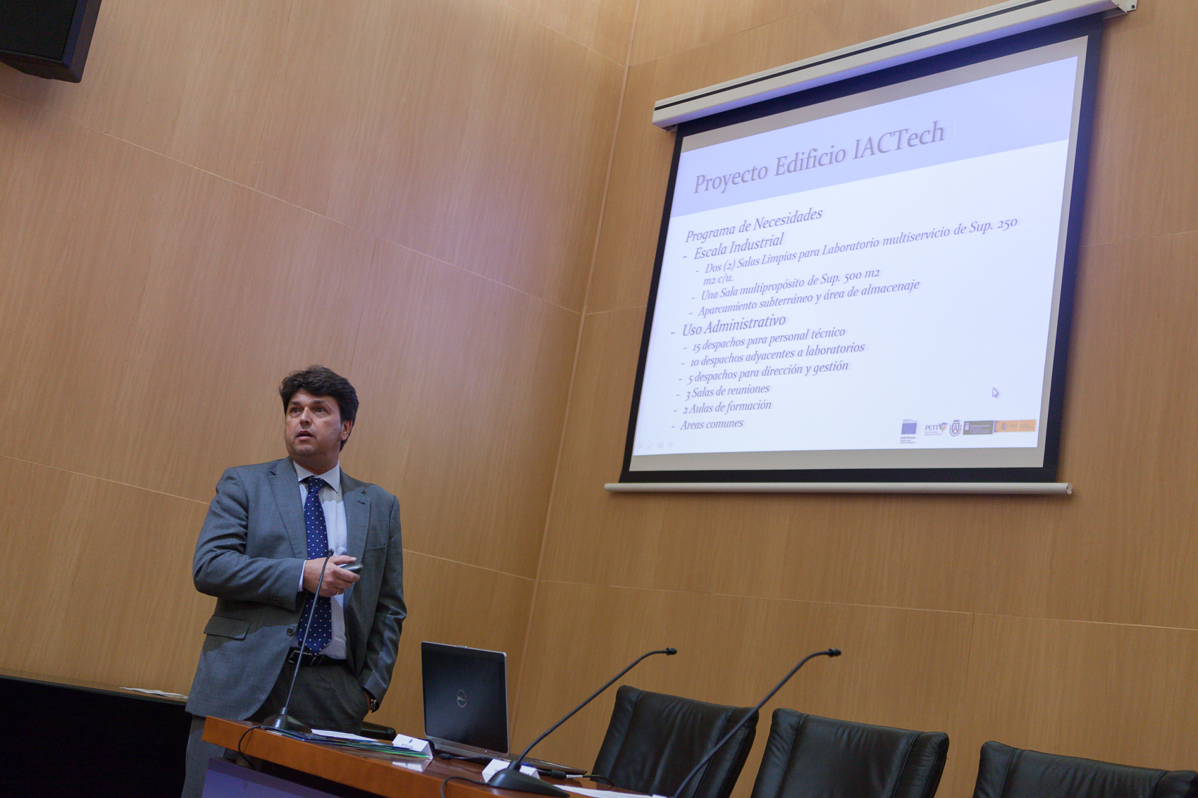 Imagen del consejero de Economía, Competitividad e Innovación, Antonio García Marichal, mientras explica los detalles del IACTech