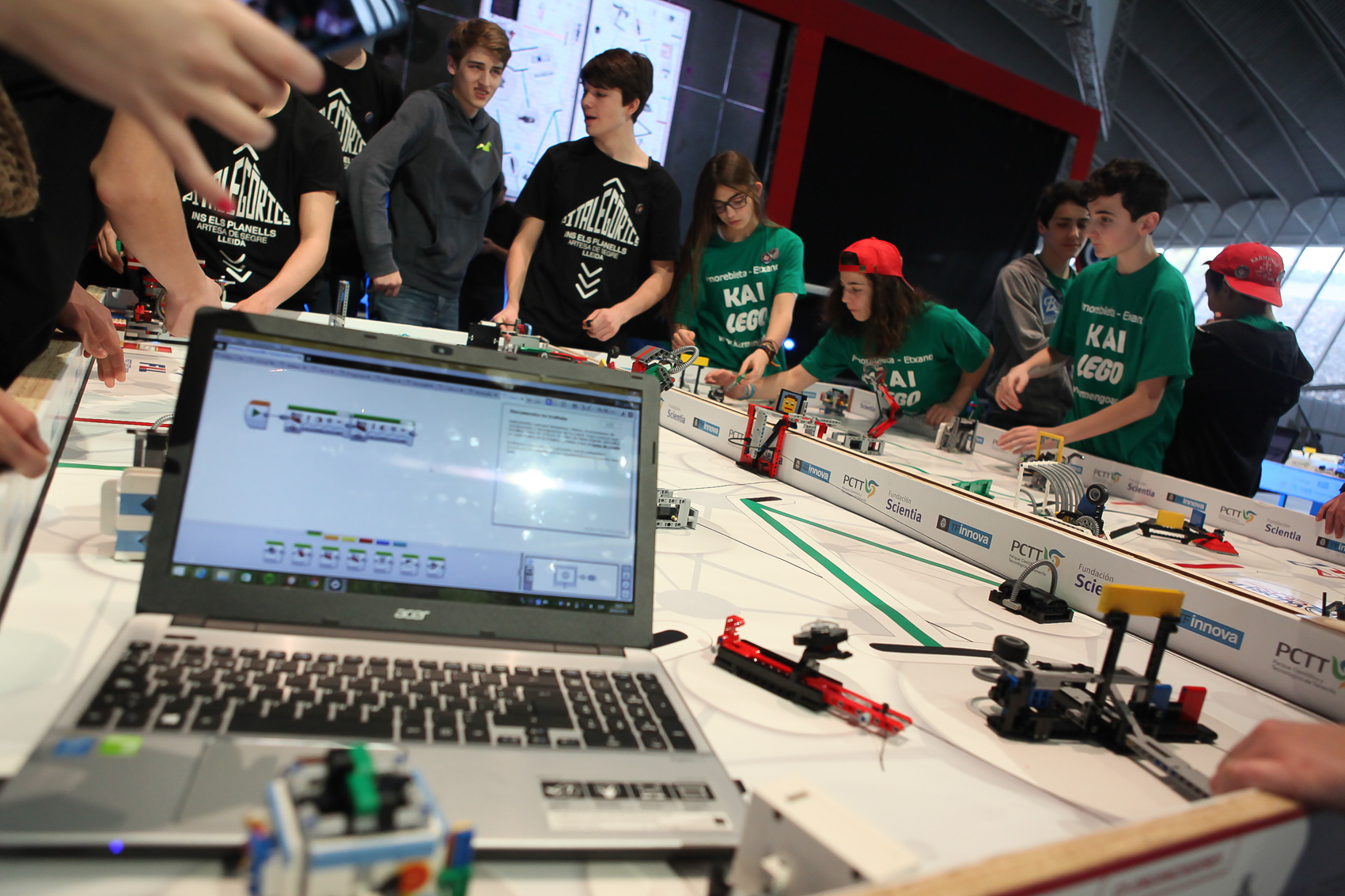 Fotografía de uno de los equipos participantes mientras prueban sus robots en el Recinto Ferial