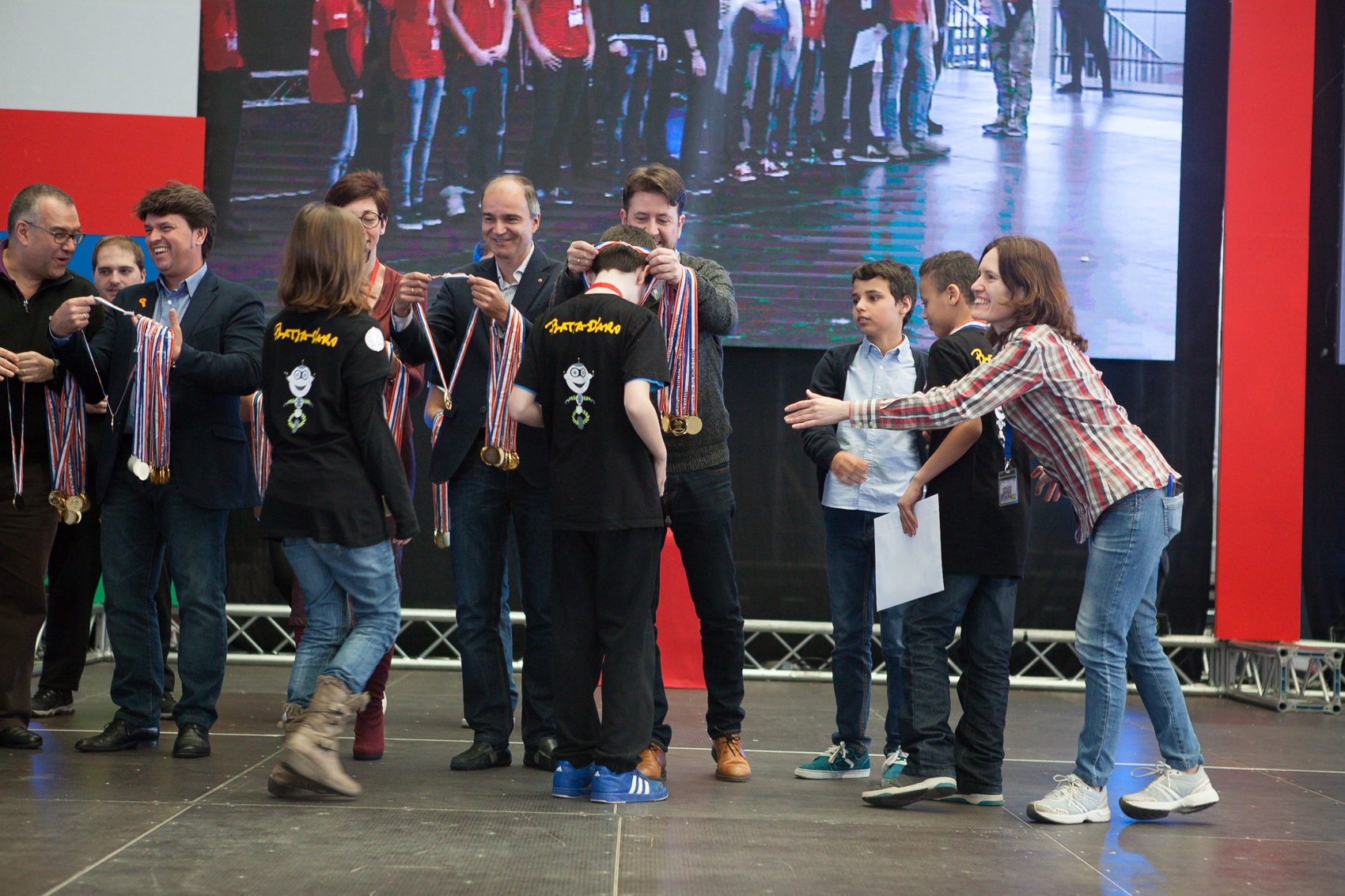 Uno de los equipos participantes en la FLL durante su demostración de robótica
