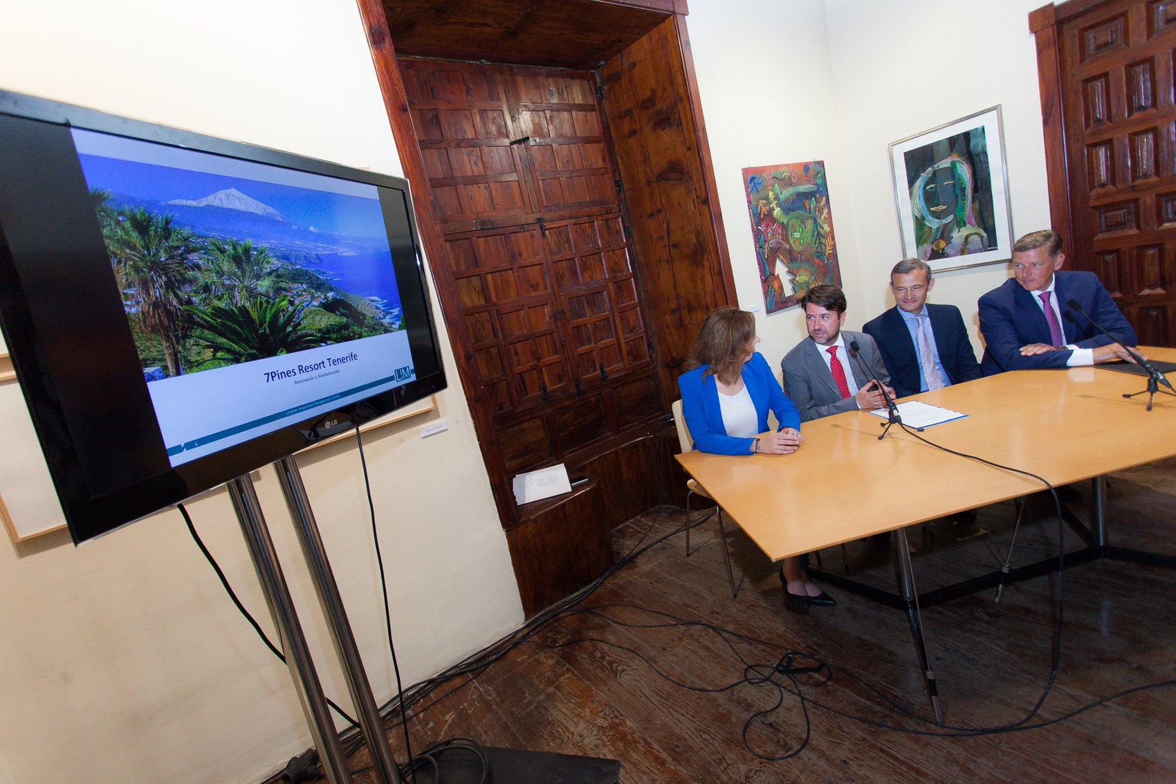 El presidente del Cabildo, Carlos Alonso, y la alcaldesa del Puerto de la Cruz, Sandra Rodríguez, junto a un representante del grupo empresarial alemán 