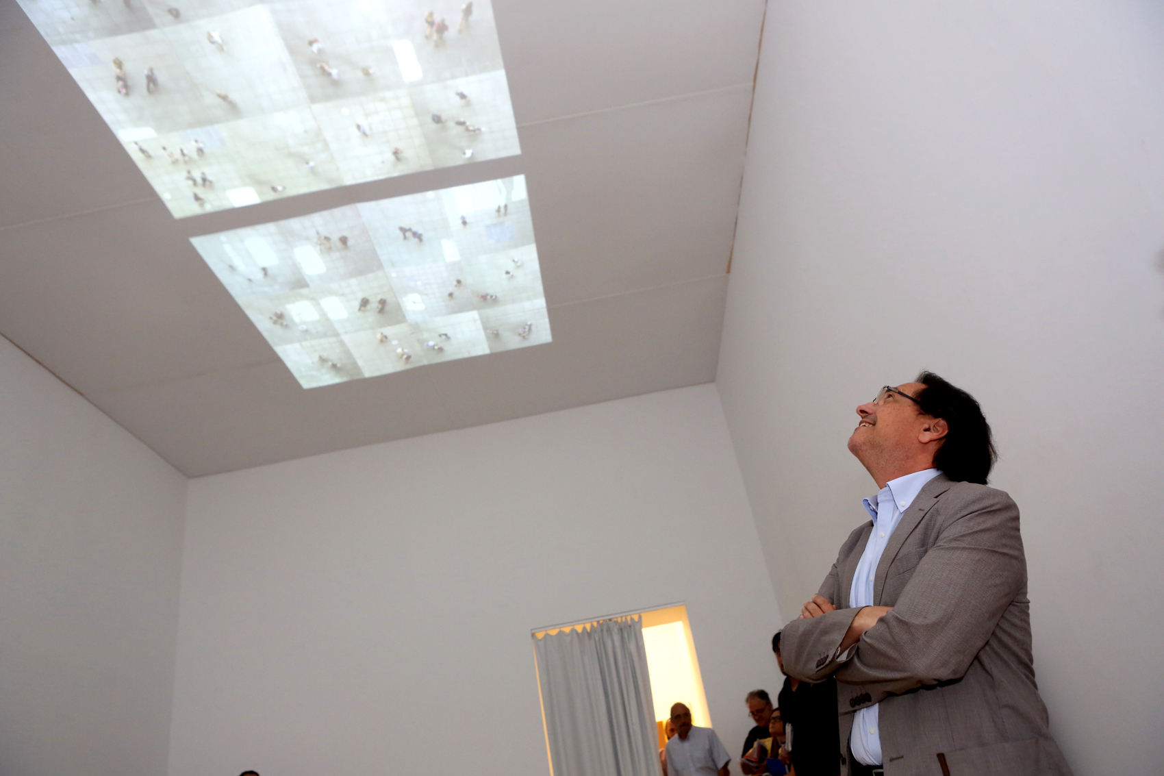 El consejero en funciones Cristóbal de la Rosa contempla la creación de la artista Cintia Villavicencio