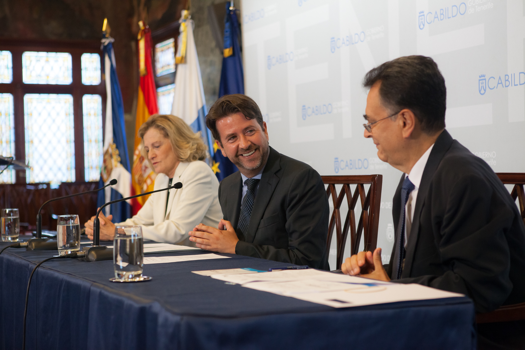 El presidente del Cabildo, Carlos Alonso, junto a la catedrática de la ULL Marisa Tejedor y el gerente del Consejo Insular de Aguas, José Fernández Bethencourt, en el acto celebrado ayer en el Cabildo