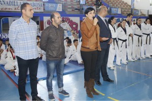 La consejera de Deportes, Cristo Pérez, se dirige a los asistentes a la jornada lúdica de taekwondo, celebrada en el Pabellón de Granadilla