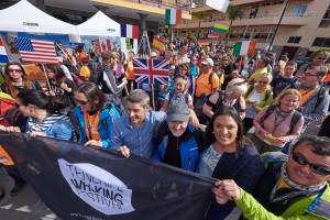 Las autoridades portan una lona del Tenerife Walking Festival durante el desfile de banderas celebrado en el Puerto de la Cruz