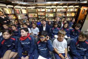 El presidente del Cabildo, Carlos Alonso, sentado junto a un grupo de niños durante el maratón de poesía