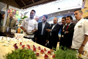 Los presidentes de los Cabildos de Tenerife y La Gomera, Carlos Alonso y Casimiro Curbelo, respectivamente; el consejero de Agricultura, Ganadería, Pesca y Aguas del Gobierno de Canarias, Narvay Quintero, y el alcalde de Santa Cruz, José Manuel Barmúdez, miran una de las elaboraciones gastronómicas