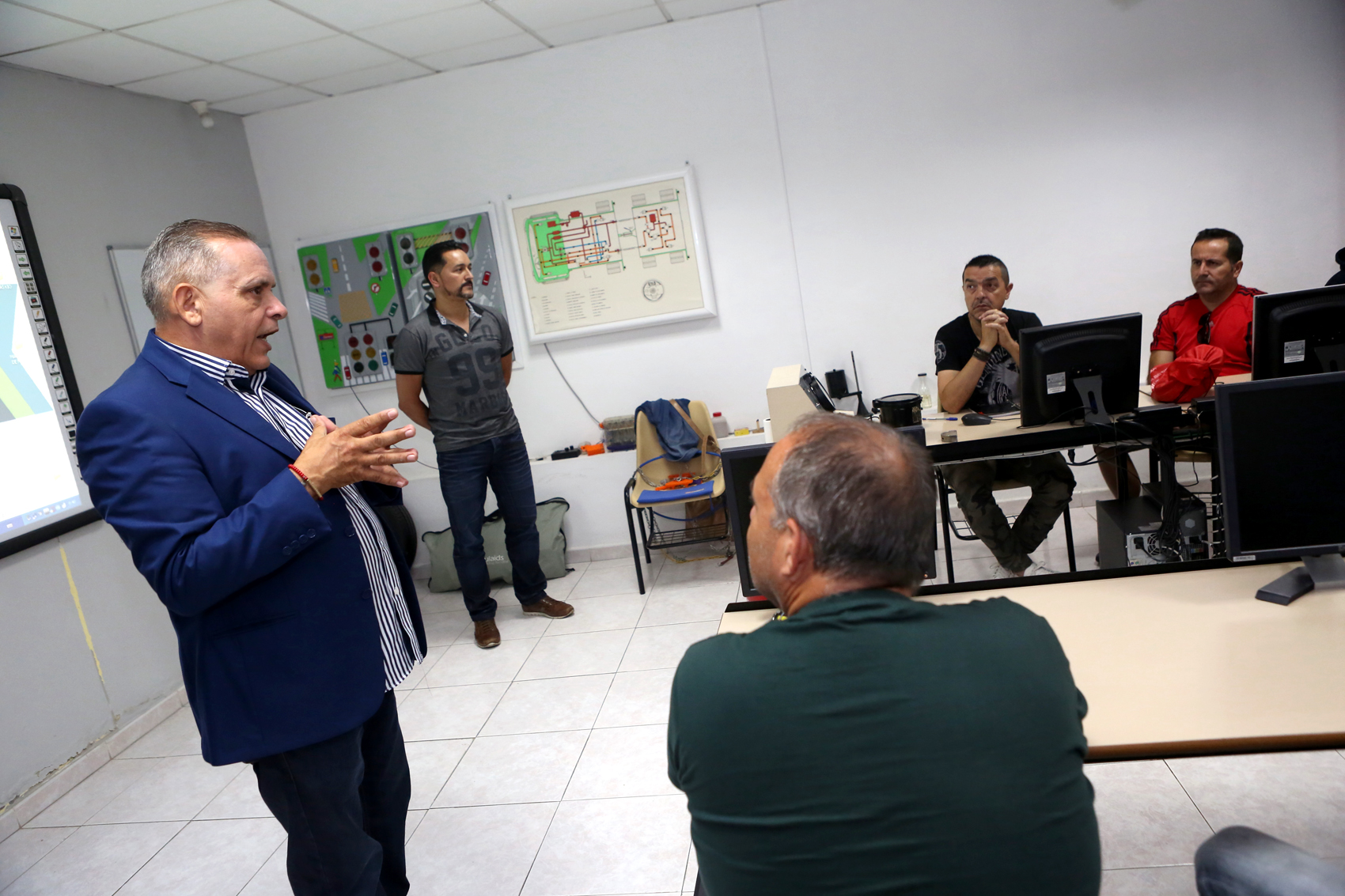 El Cabildo facilita que cuarenta personas sin empleo obtengan permisos profesionales de conducción