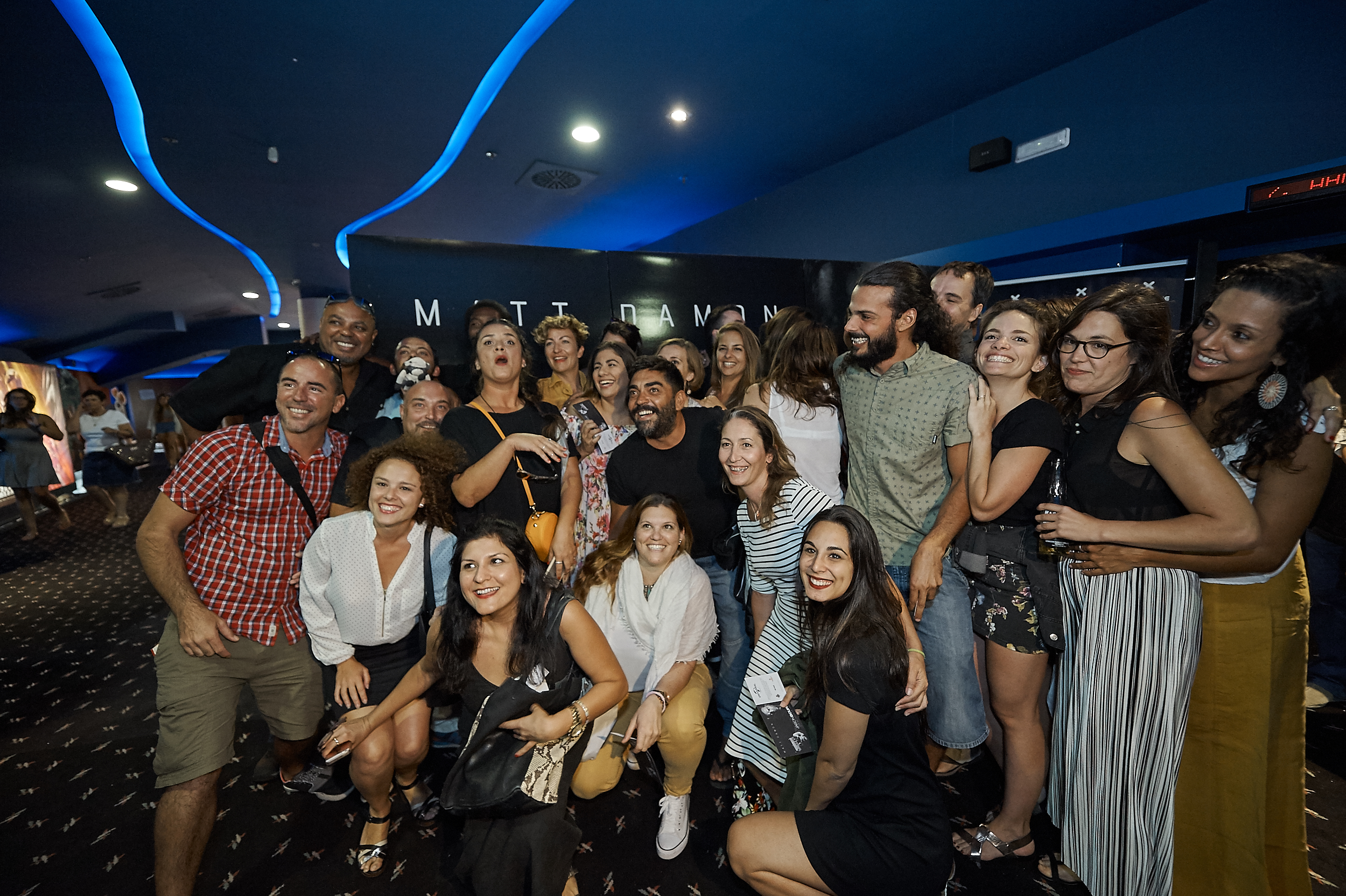 Un grupo de extras y del equipo de la productora local Sur Film posan en la puerta de la sala donde se proyectó anoche 'Jason Bourne'