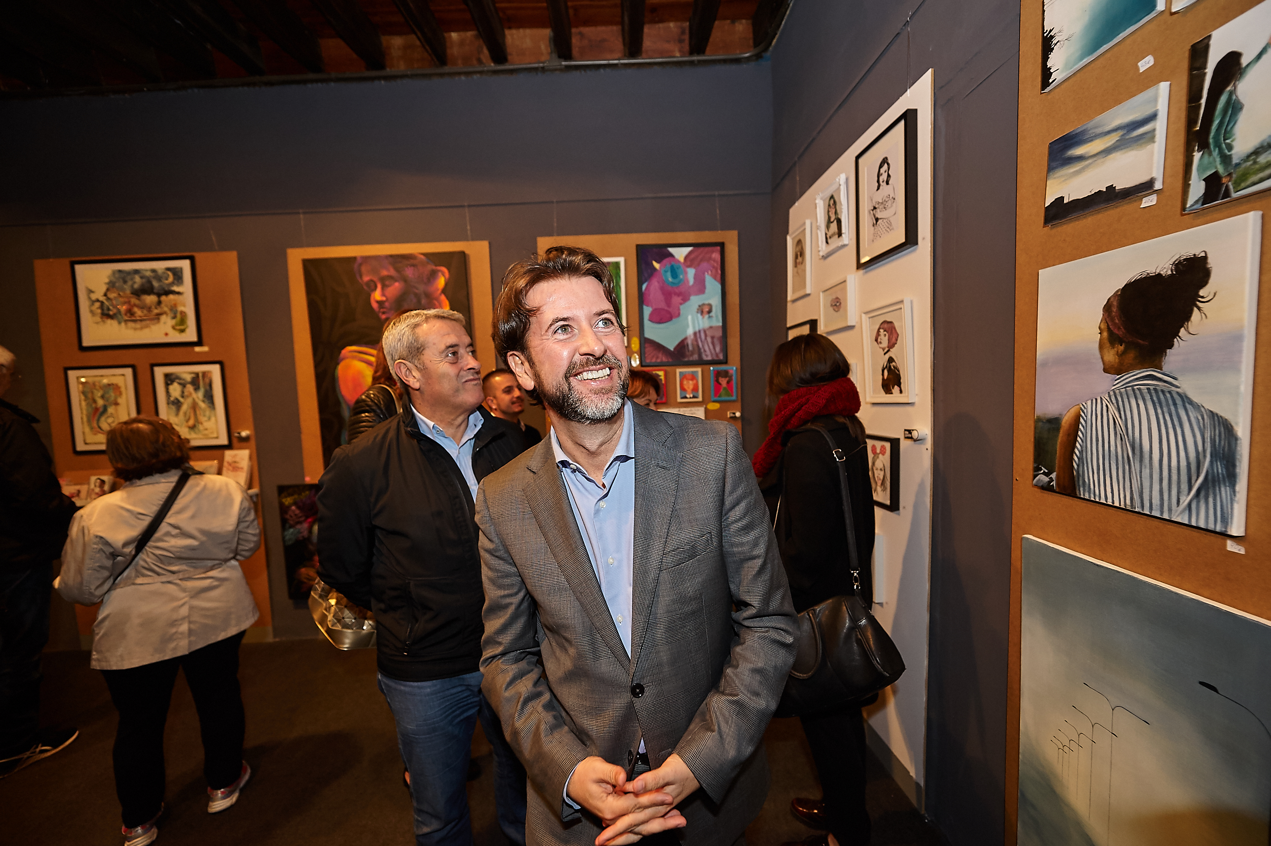 Carlos Alonso y Aurelio Abreu observan algunas de las obras realizadas por los jóvenes artistas