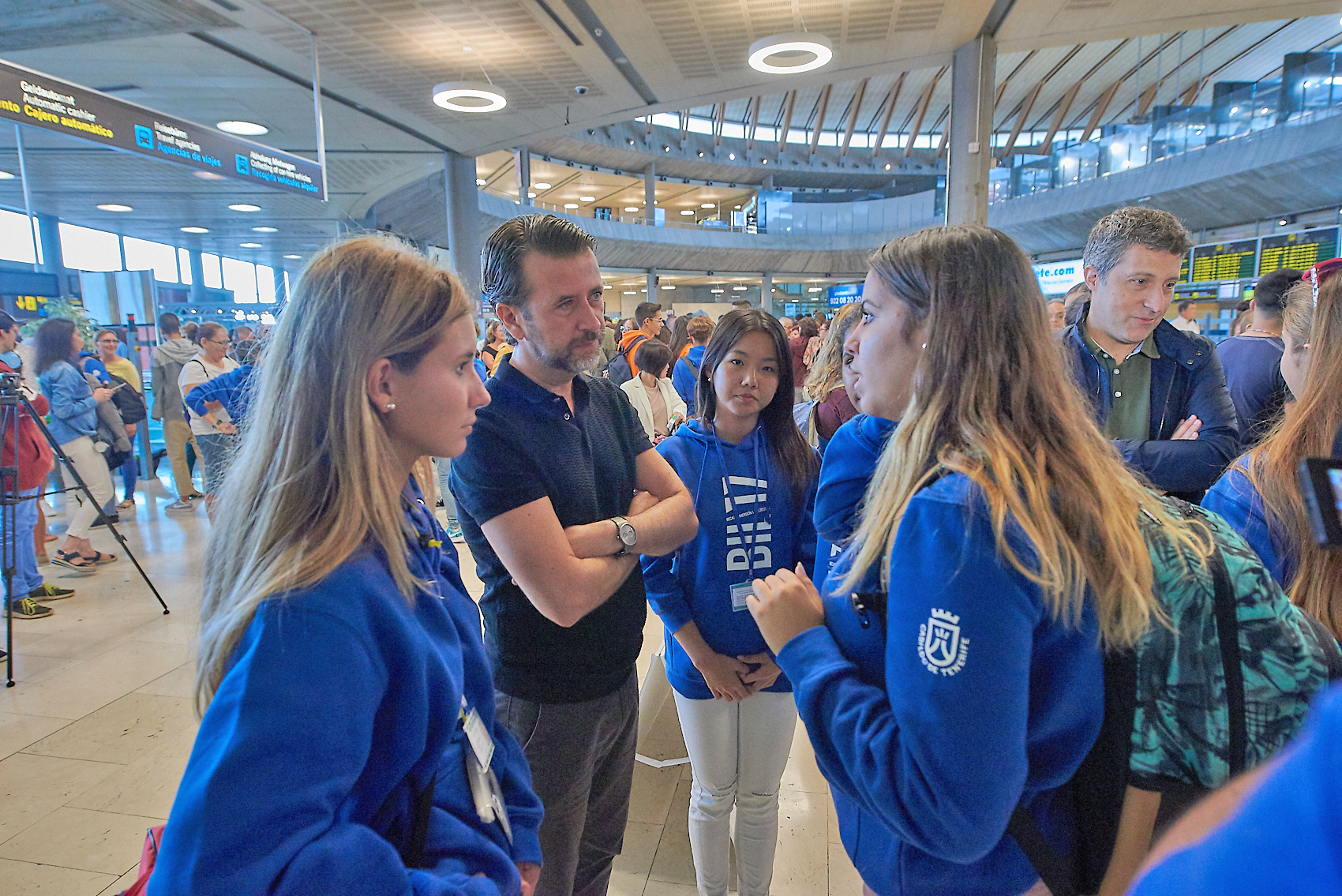 Carlos Alonso y José Luis Rivero charlan con algunos de los becarios en el aeropuerto Tenerife Norte