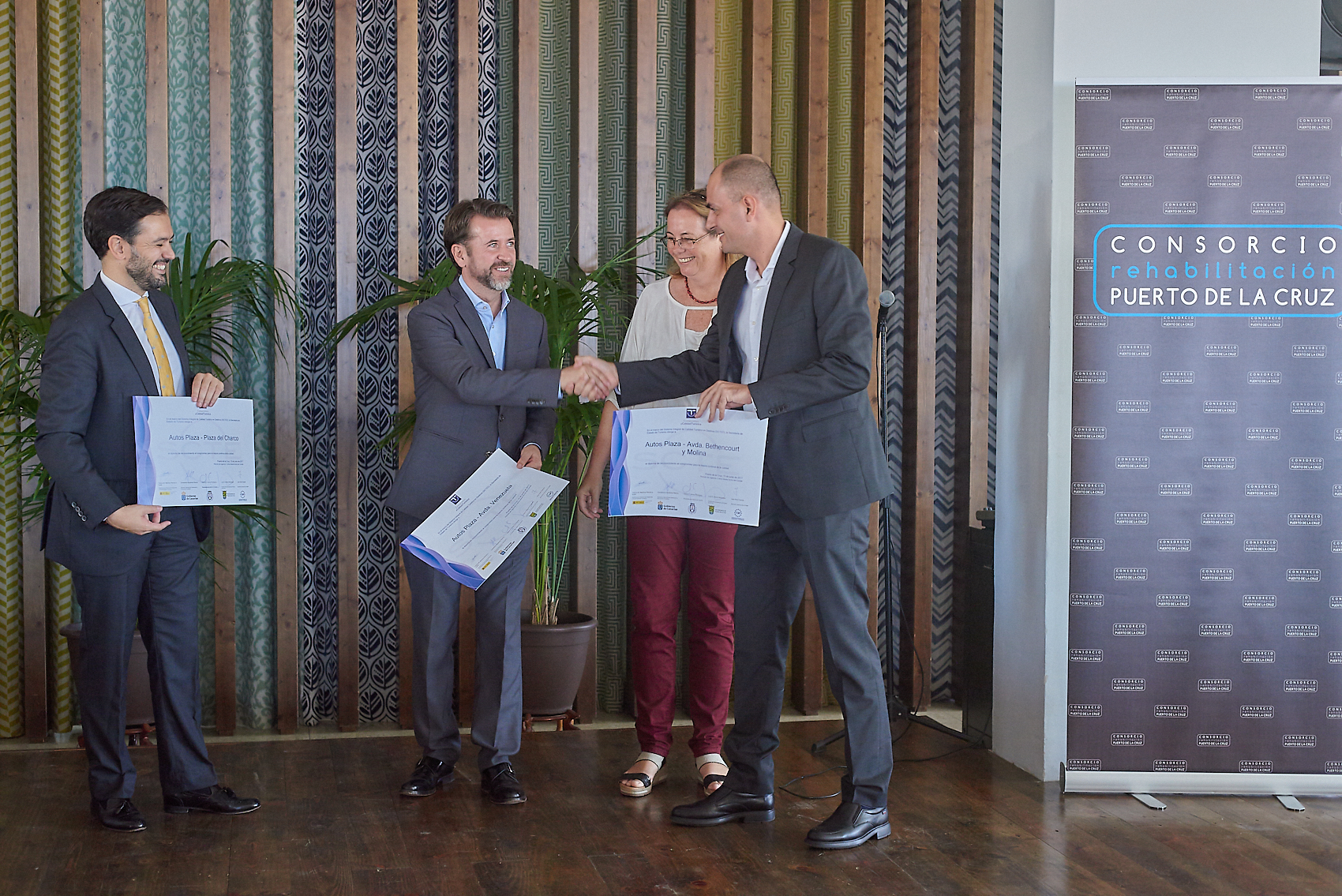 El presidente del Cabildo, Carlos Alonso, entrega el diploma correspondiente a uno de los empresarios distinguidos
