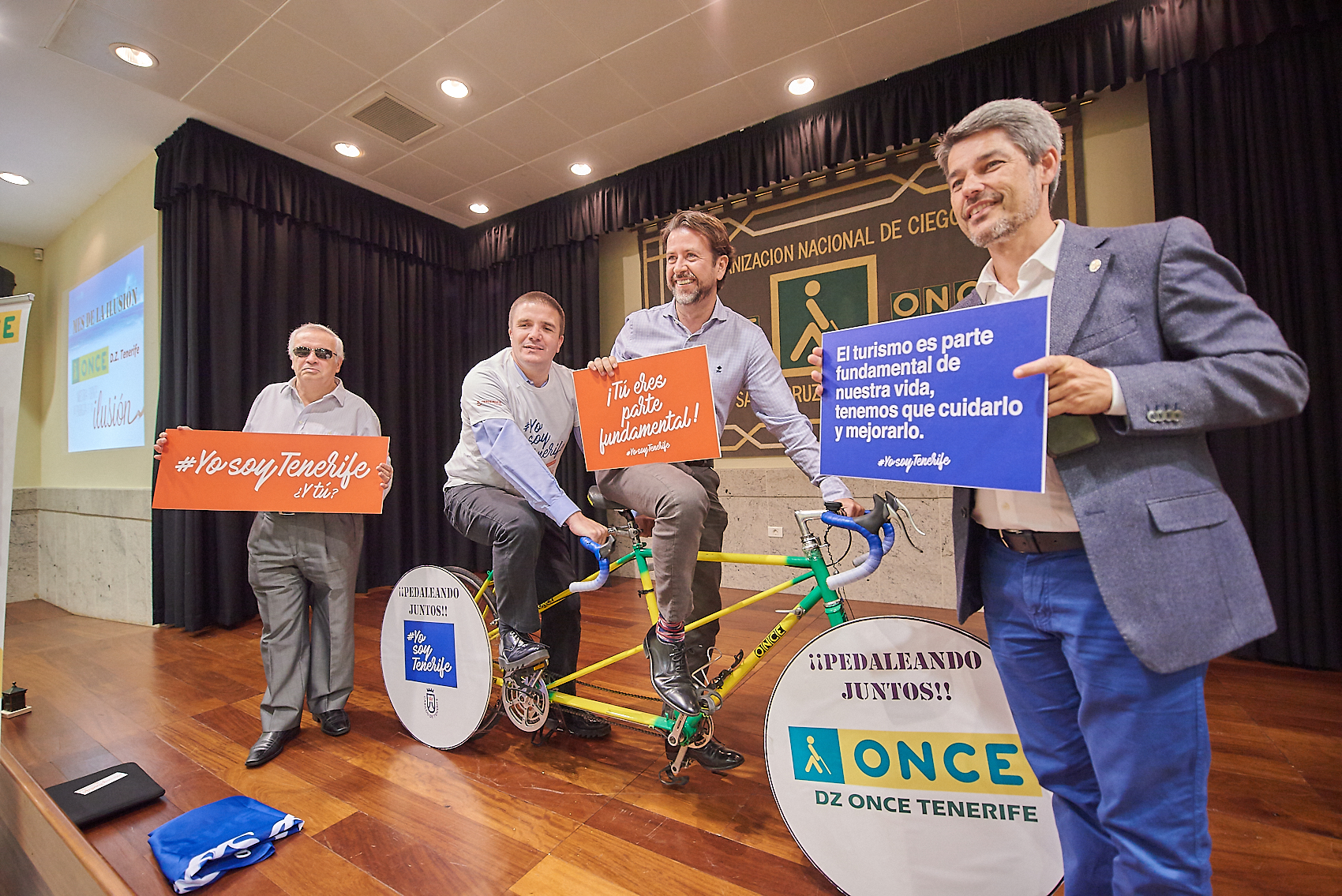 El presidente del Cabildo, Carlos Alonso; el consejero insular de Turismo, Alberto Bernabé, y directivos de la ONCE posan con elementos de la campaña #YosoyTenerife
