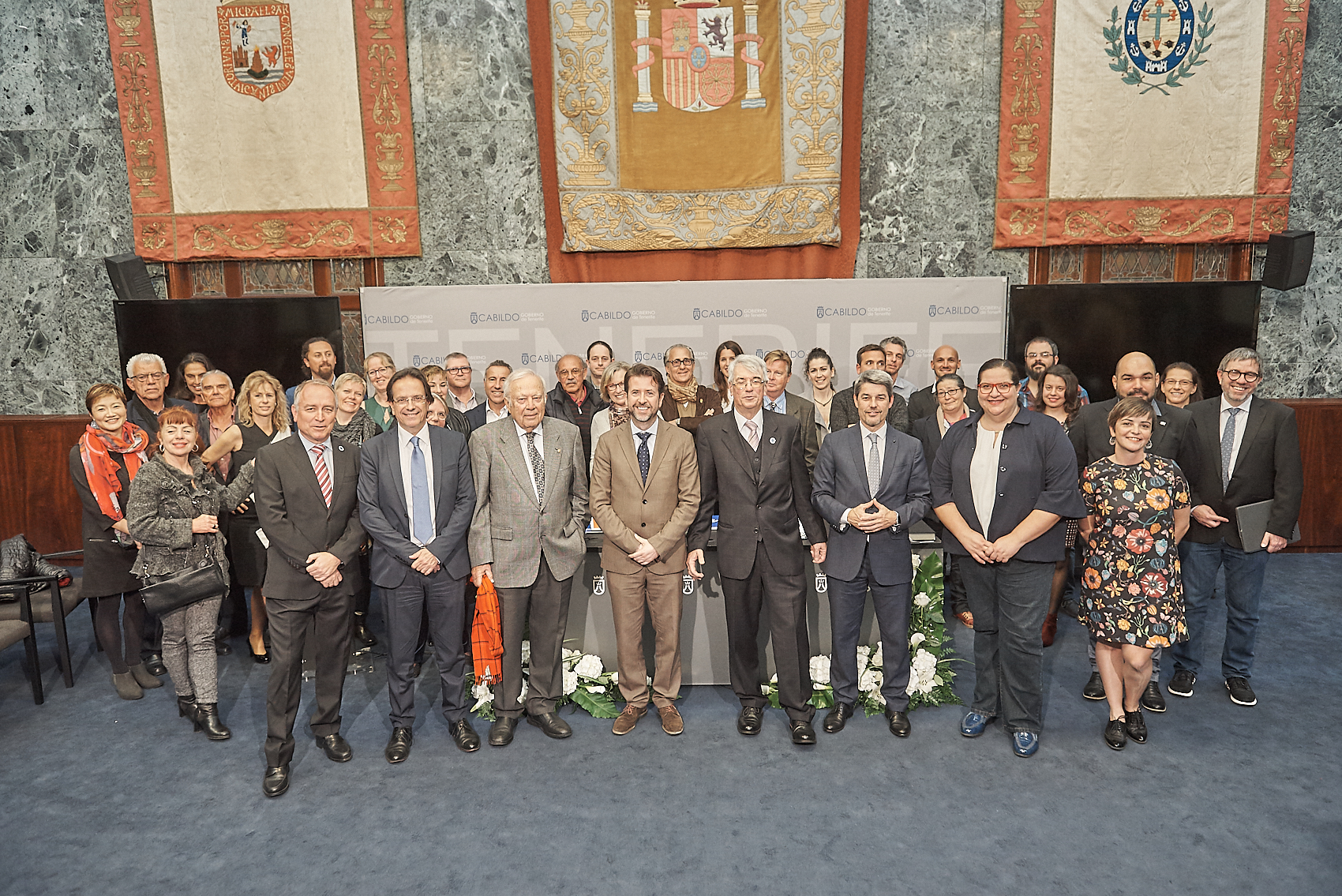 El presidente insular junto a los guías turísticos tras el acto celebrado en el Cabildo
