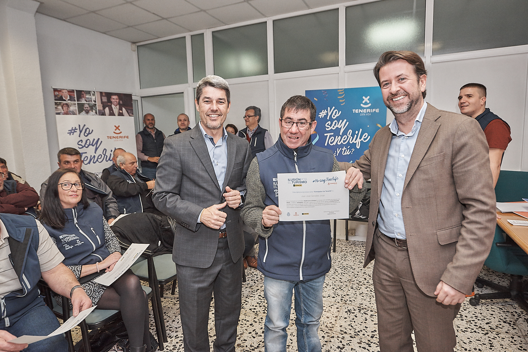 Carlos Alonso y Alberto Bernabé junto a uno de los embajadores