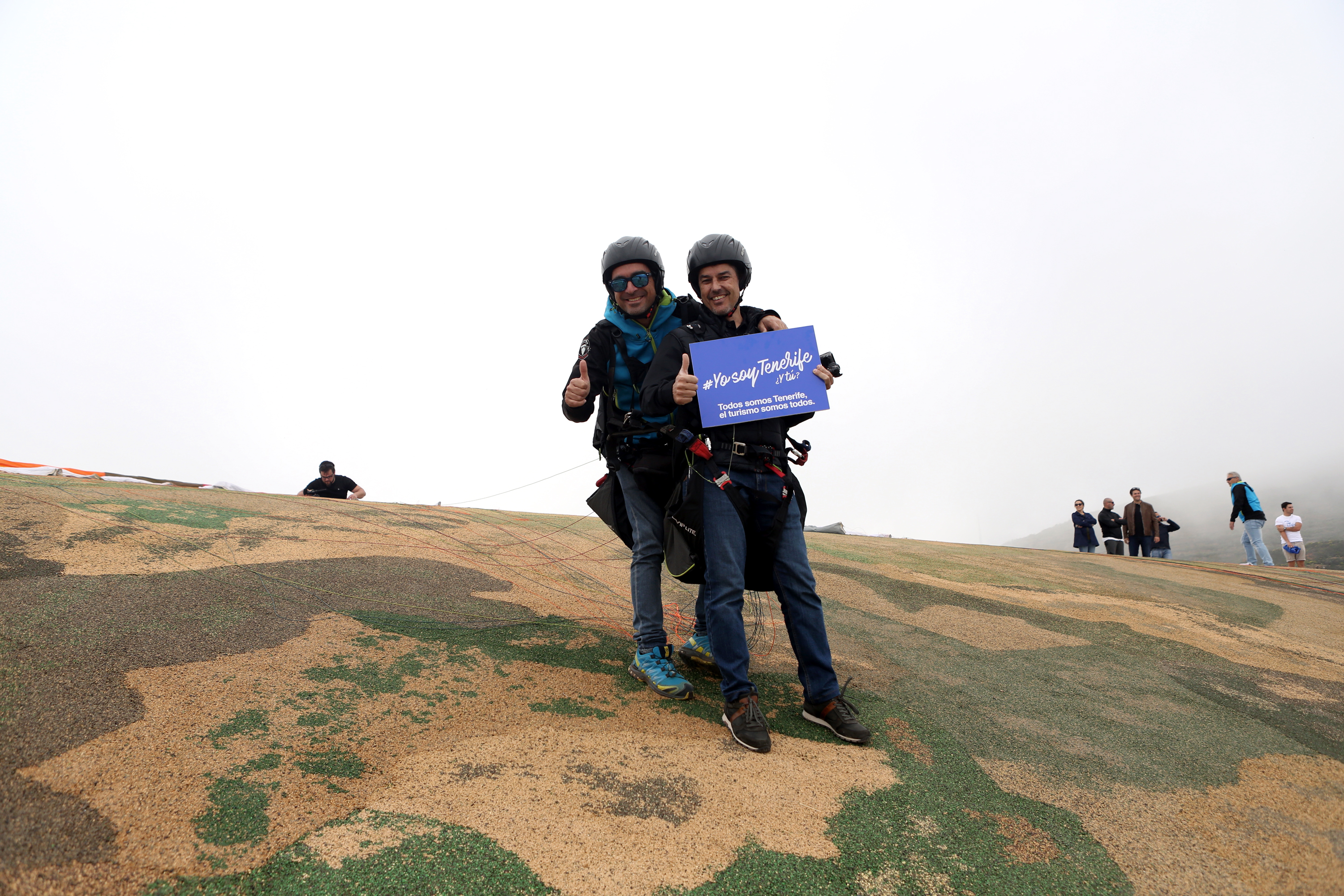 El consejero Alberto Bernabé durante el vuelo en parapente