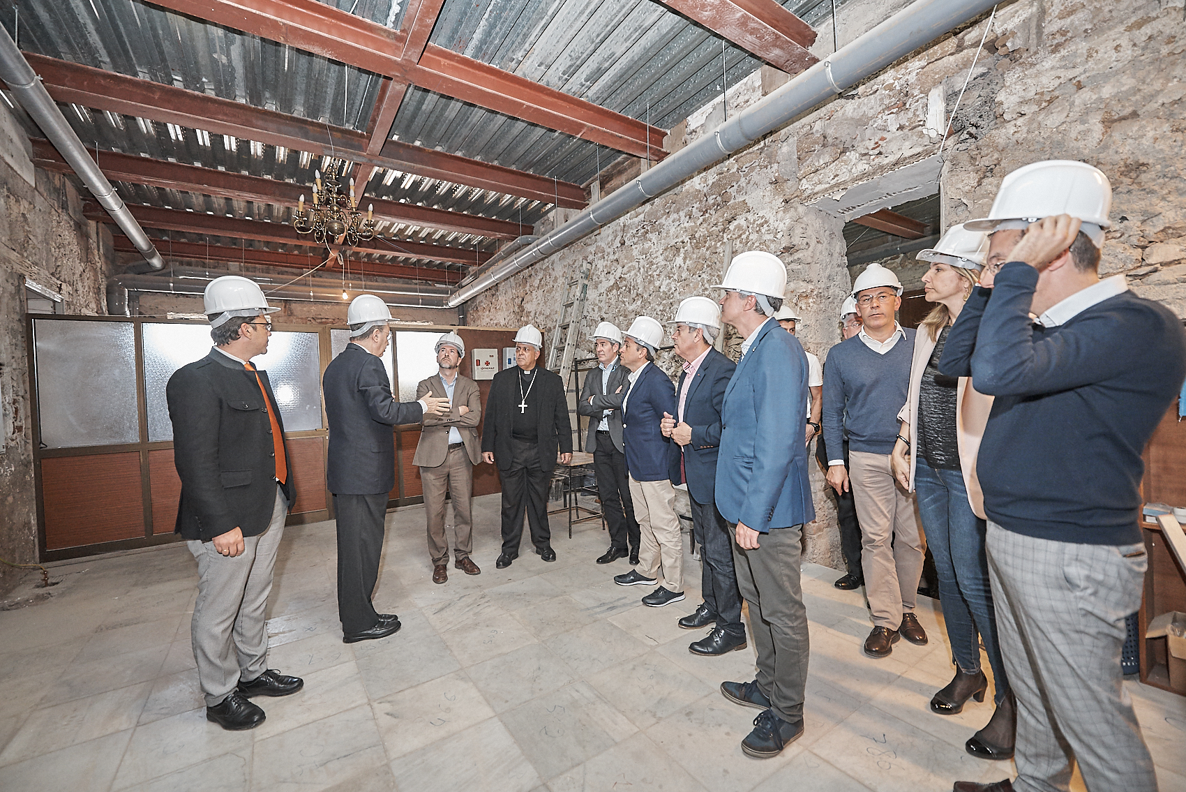 El arquitecto José Miguel Márquez explica a las autoridades los detalles del proyecto