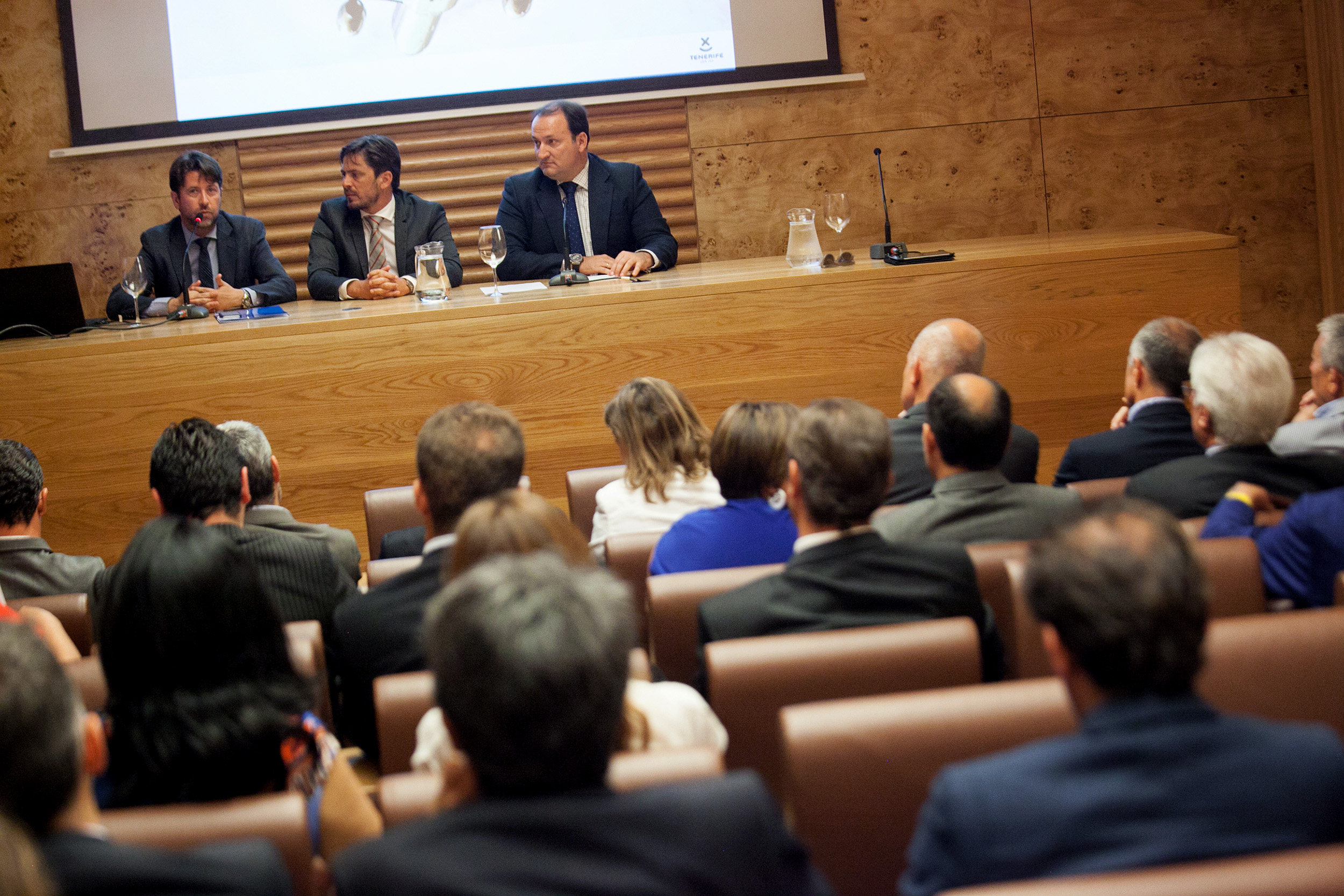 Fotografía de la inauguración del foro, con el presidente del Cabildo, Carlos Alonso; el presidente del Ashotel, Jorge Marichal, y el viceconsejero de Turismo, Ricardo Fernández de la Puente