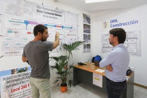 El presidente del Cabildo, Carlos Alonso, atiende las explicaciones de uno de los técnicos responsables de la obra 