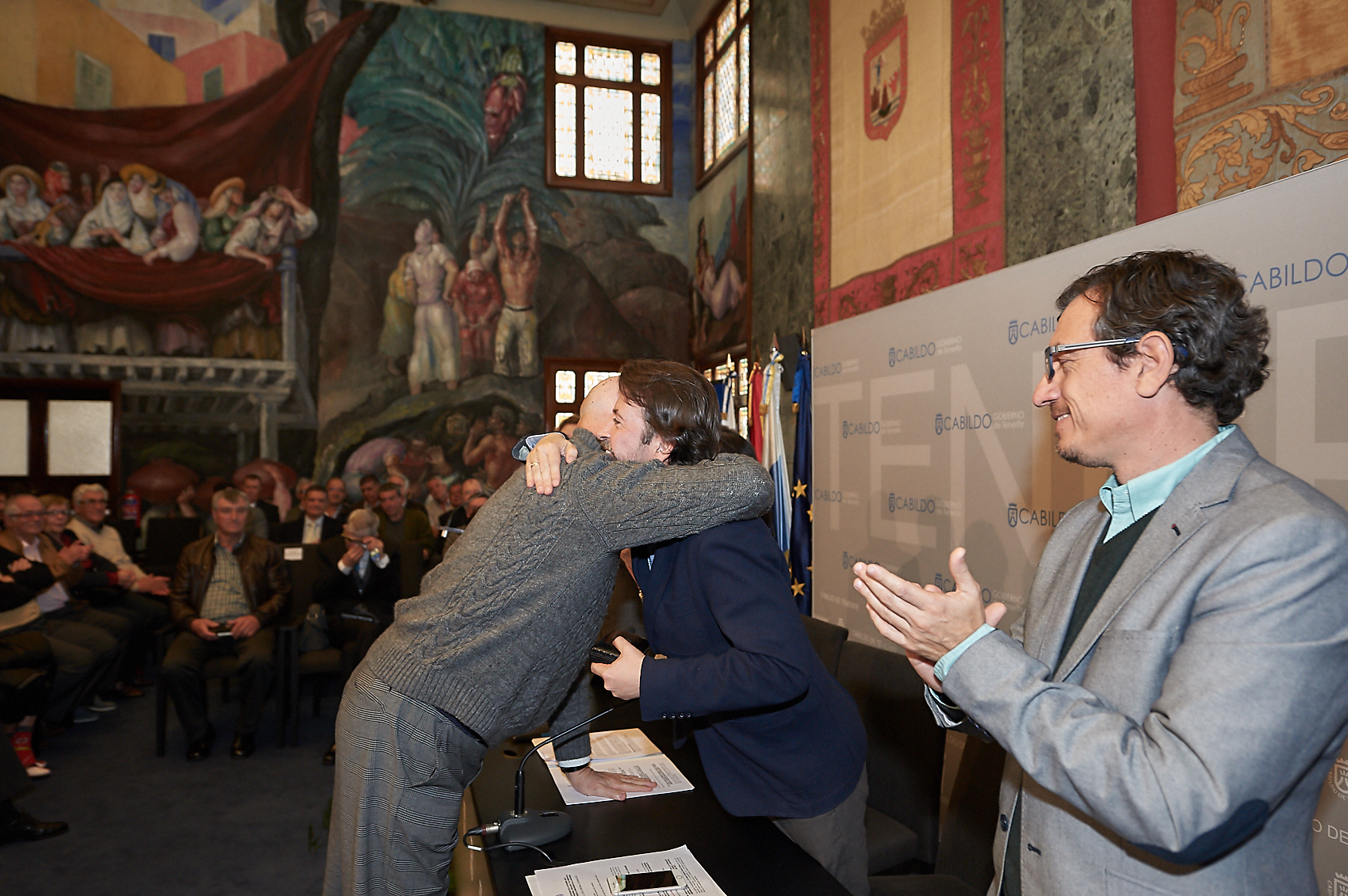 El presidente del Cabildo, Carlos Alonso, abraza a uno de los empleados jubilados