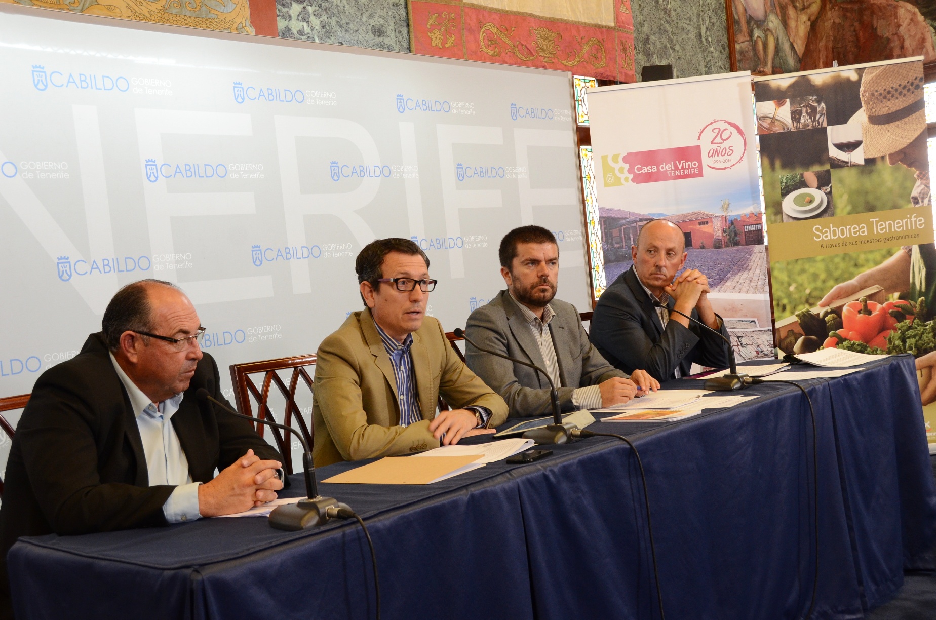 El consejero Jesús Morales (en el centro) junto al alcalde de El Sauzal, Mariano Pérez; el vicerrector de Relaciones con la Sociedad de la Universidad de La Laguna, Francisco Javier García, y el director del Aula Cultural de Enoturismo, Valerio Luis García durante la rueda de prensa