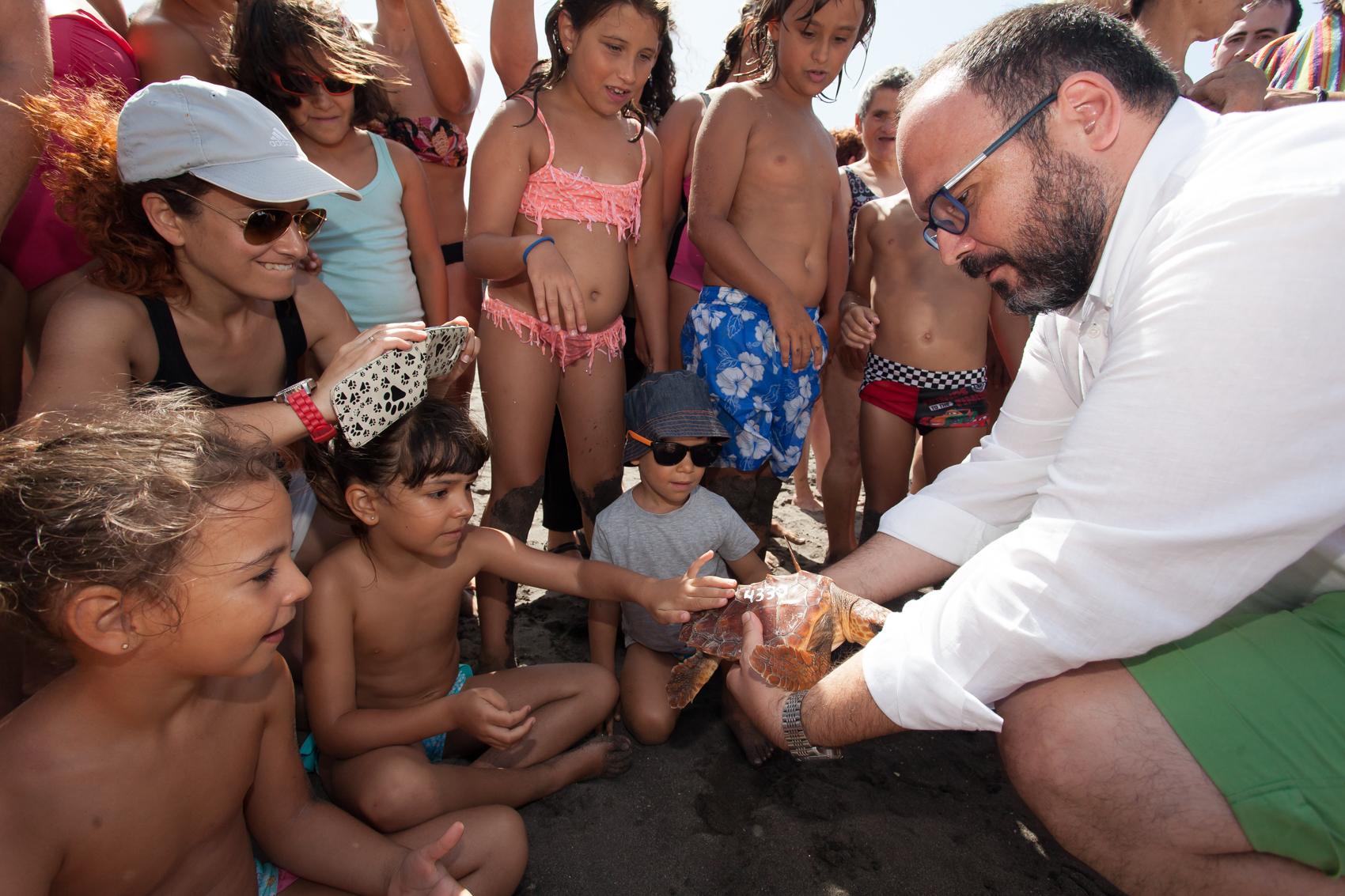 Jose Antonio Valbuena realiza una suelta de tortugas en Abades/Foto: Tony Cuadrado/Freelancer
