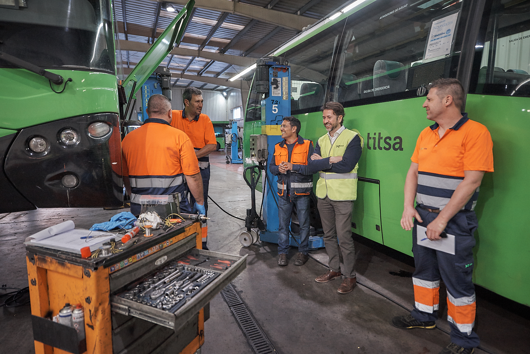 Carlos Alonso charla con varios trabajadores de Titsa en la zona sur