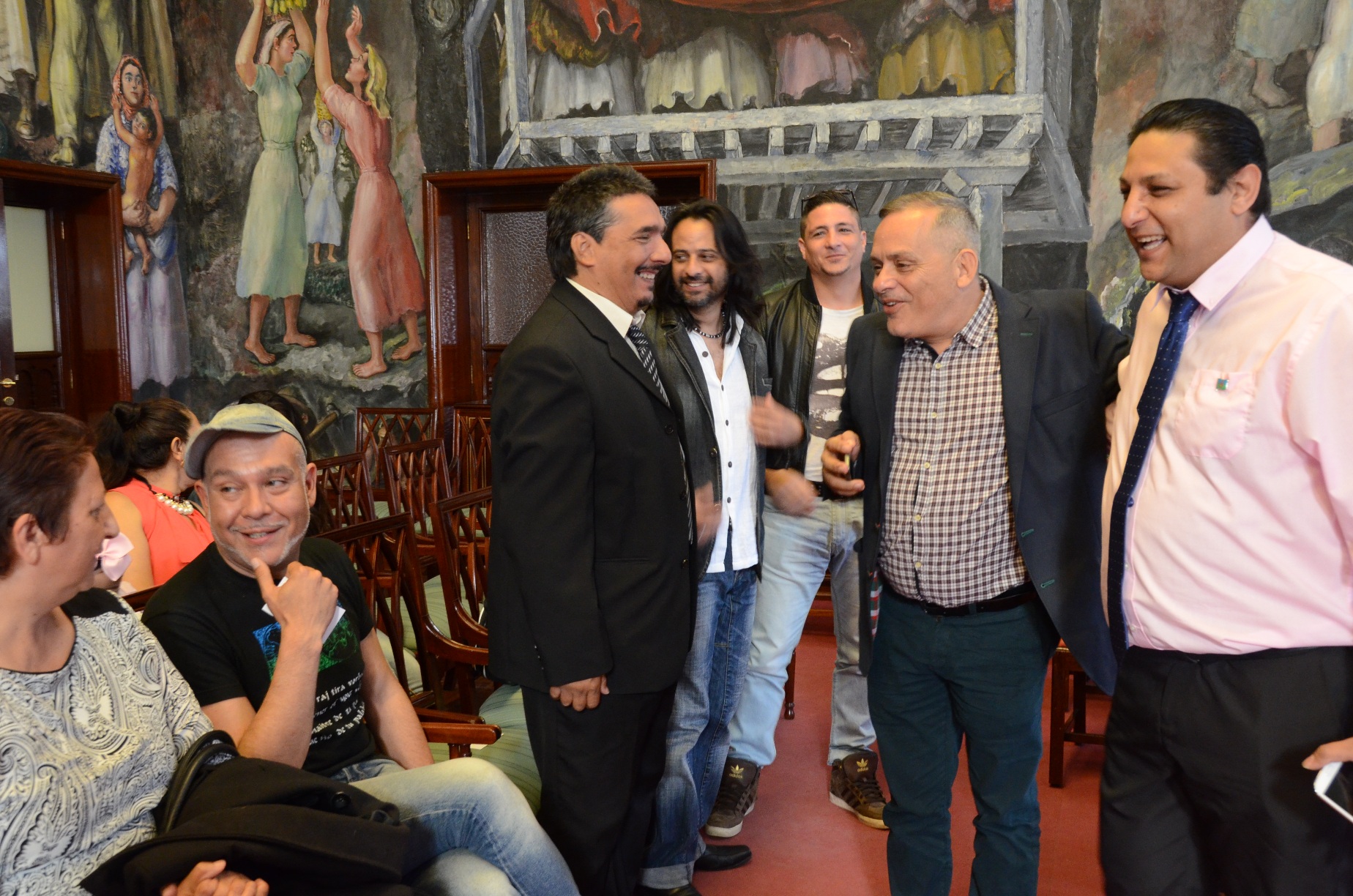 Fotografía de Efraín Medina junto a algunos representantes de la comunidad gitana