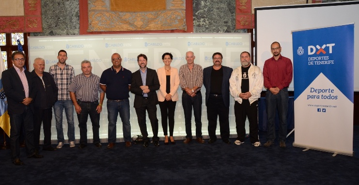 Carlos Alonso y Cristo Pérez, junto a los representantes de las federaciones y colectivos incluidos en el programa Deporte Joven 2016