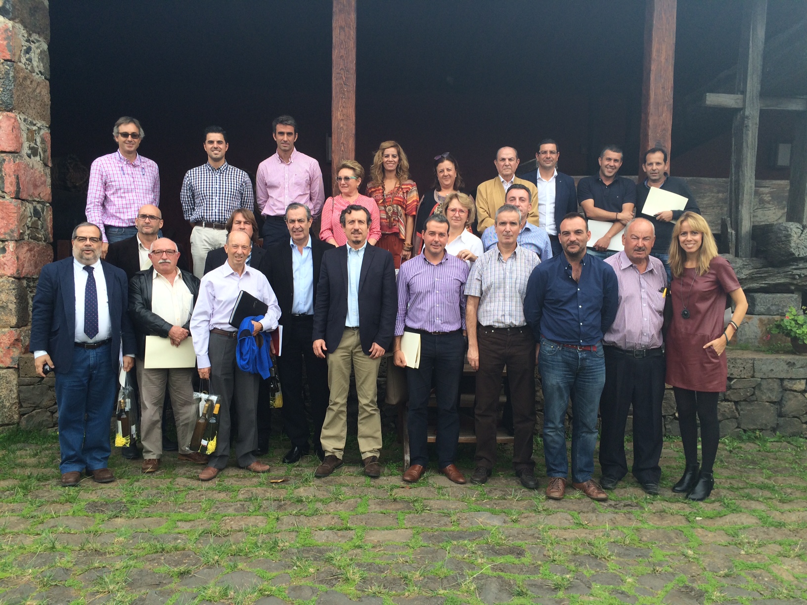 Imagen de los asistentes a la presentación de los vinos blancos del proyecto Enomac