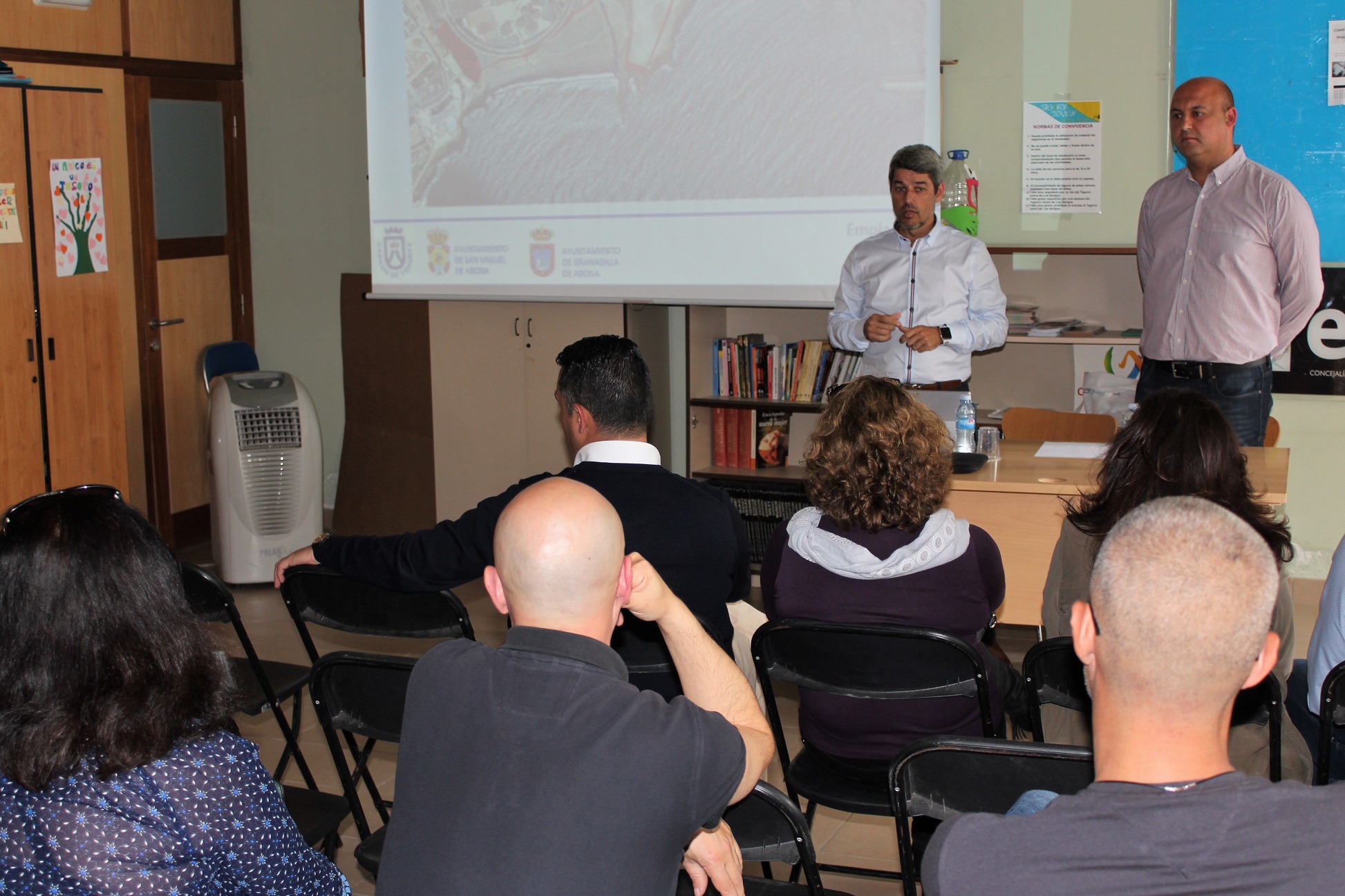 Alberto Bernabé explica los detalles del proyecto a los vecinos de Granadilla en presencia del alcalde, José Domingo Regalado