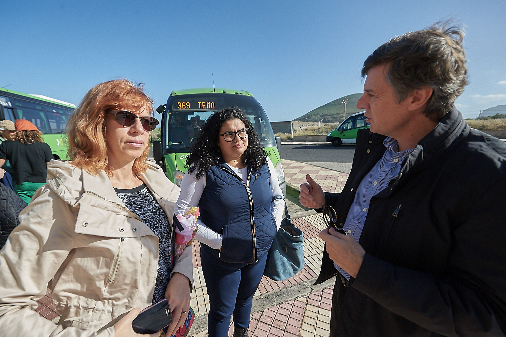Un instante de la conducción de la nueva línea de Titsa que conecta Buenavista con Punta de Teno