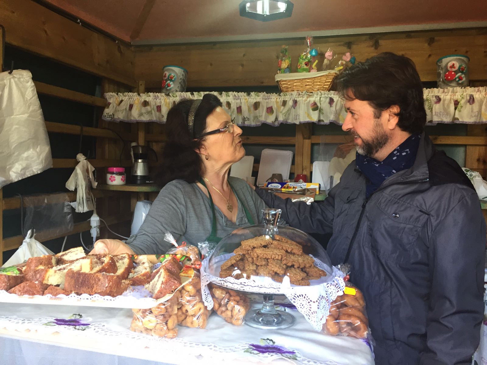 El presidente Carlos Alonso conversa con una vecina de La Victoria 