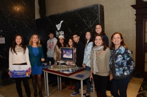 Fotografía de los estudiantes del IES Marina Cebrián de La Laguna junto a la maqueta del trabajo que realizaron para "La isla que imaginas"