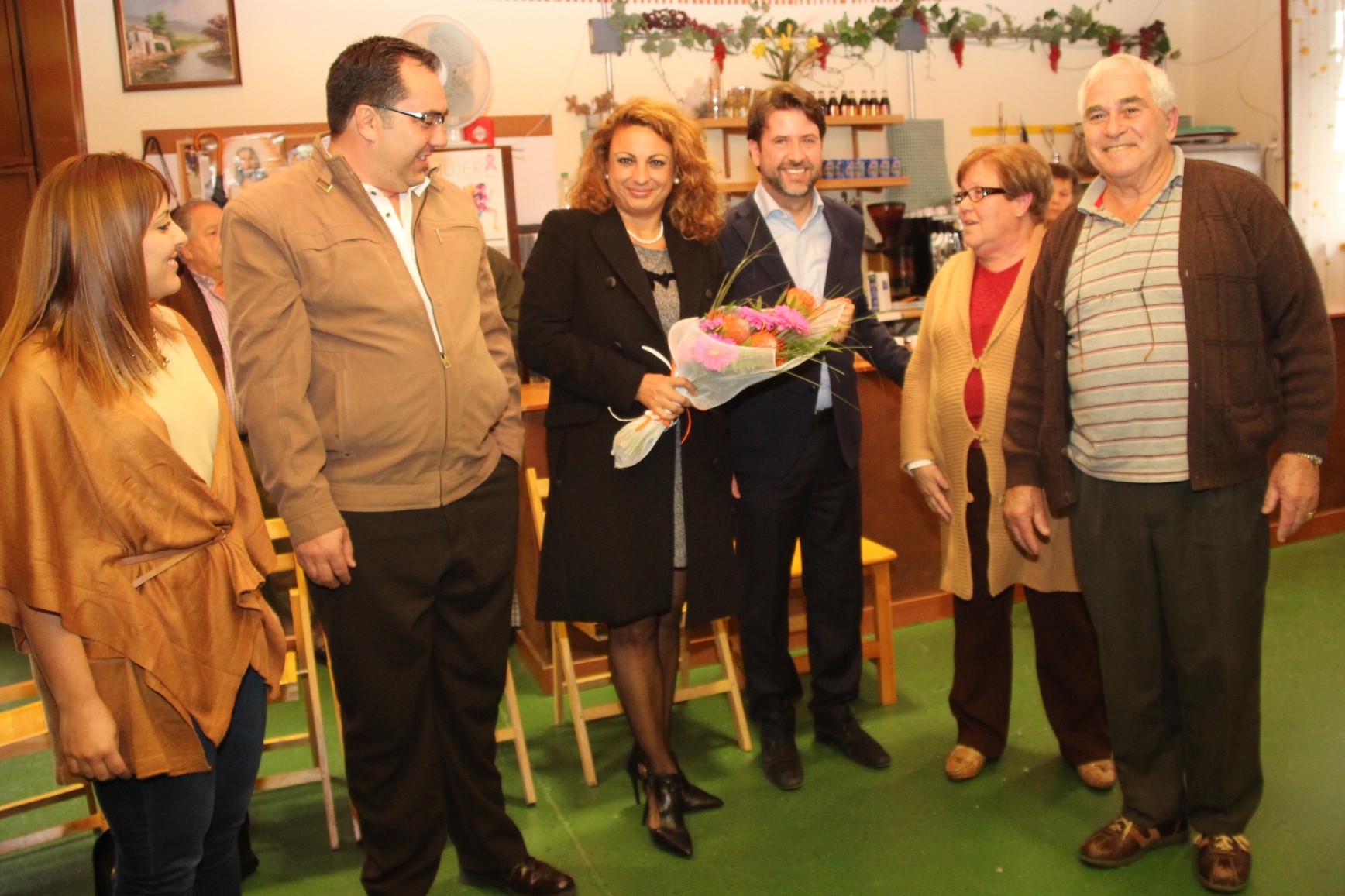 Fotografía de Carlos Alonso y Cristina Valido durante su visita a la asociación de vecinos Marivi de Los Realejos
