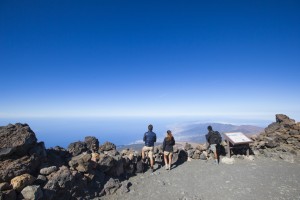 Senderistas en el mirador del Pico Viejo del Parque Nacional del Teide