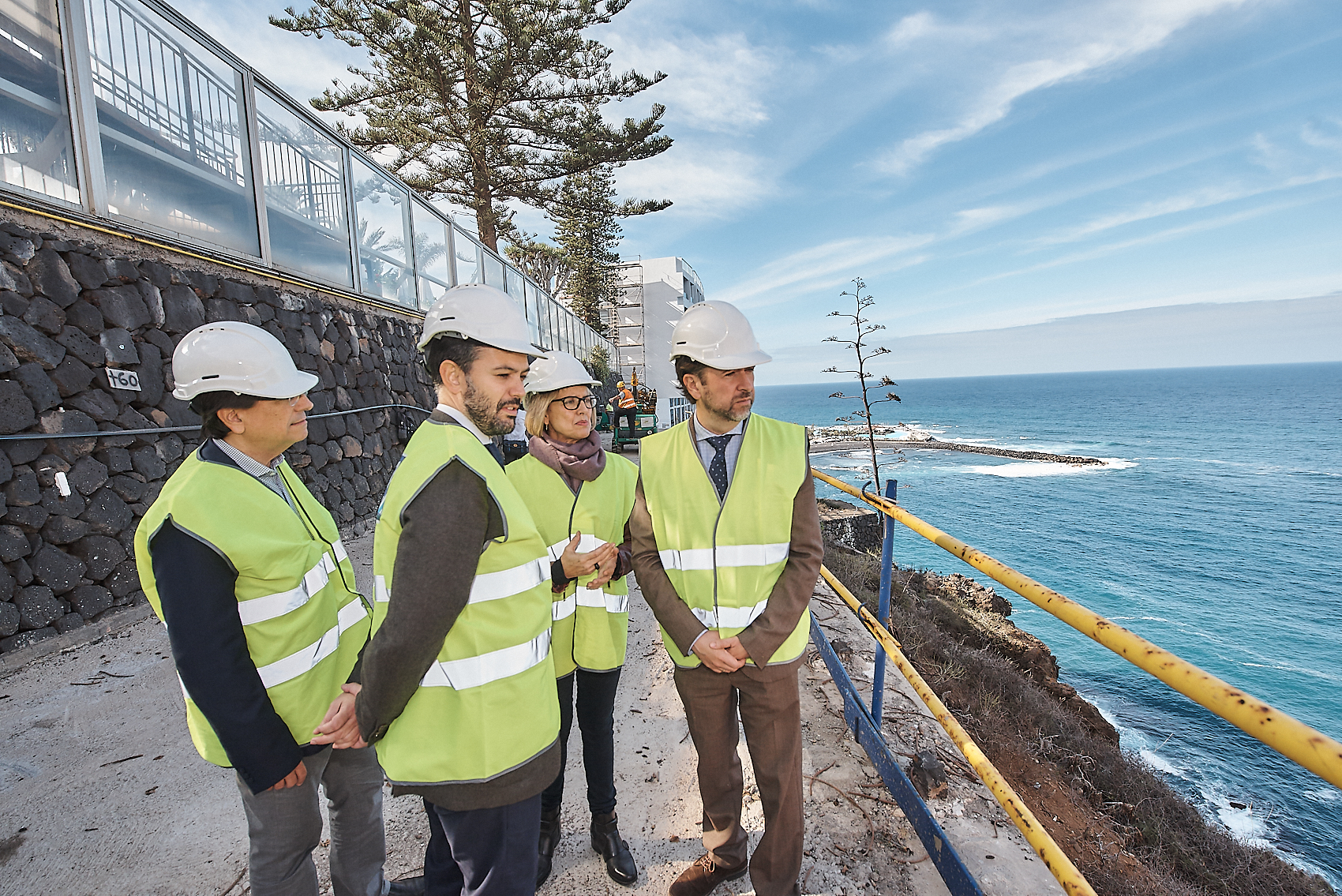 Las autoridades durante la visita a las obras que se realizan en el paseo de la Costa