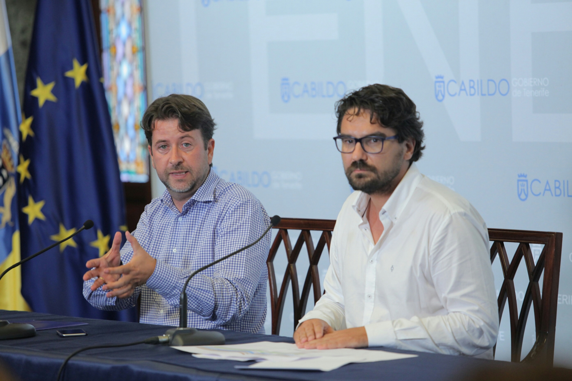 El presidente del Cabildo, Carlos Alonso, y el consejero de Aguas, Manuel Martínez, explican las soluciones adoptadas sobre la depuradora de Santa Cruz