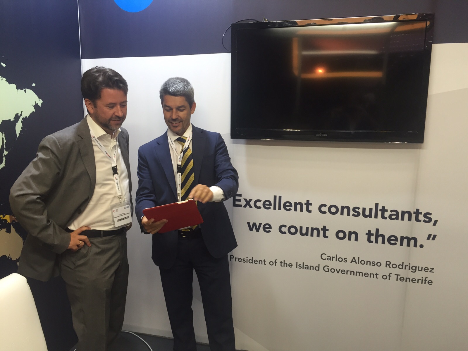 Fotografía del presidente del Cabildo, Carlos Alonso, y el consejero de Turismo, Alberto Bernabé, ayer en la feria Routes de Sudáfrica