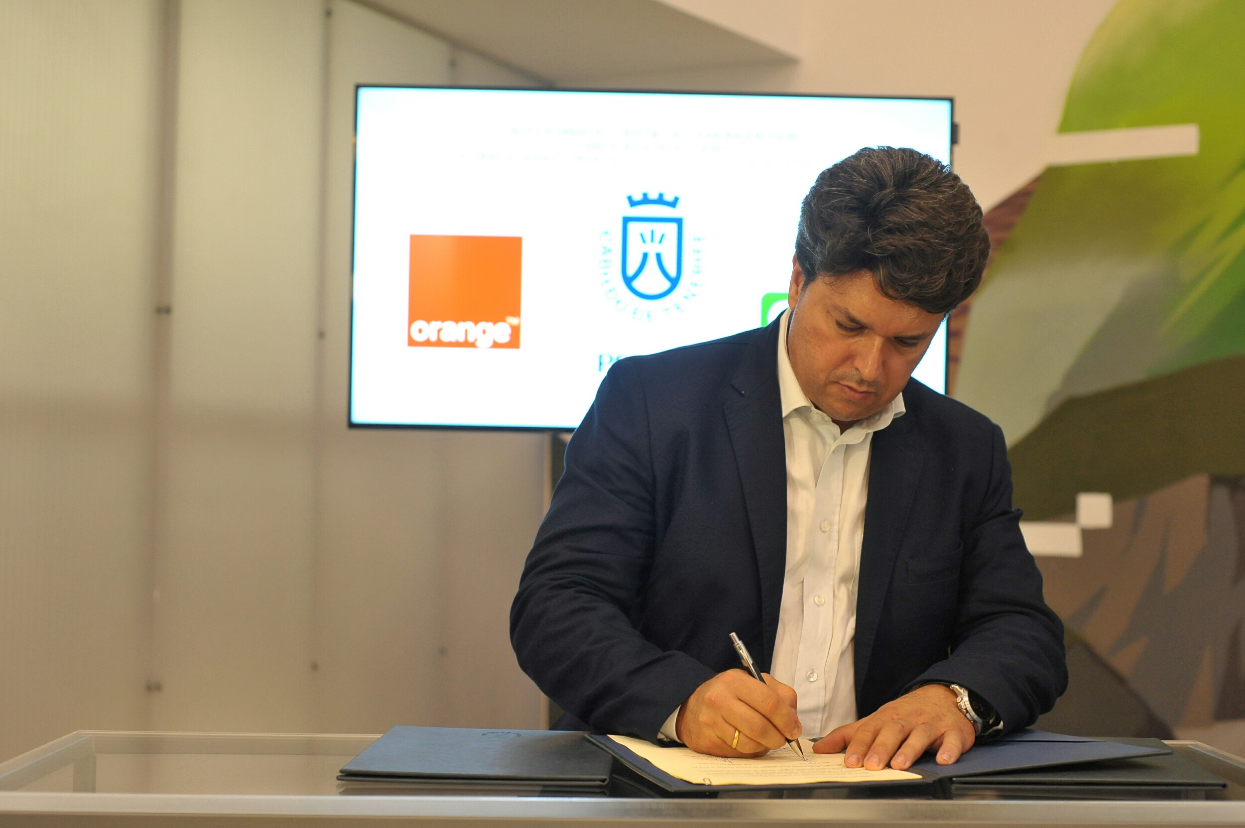 El consejero del área Tenerife 2030 firma el convenio del plan de formación Sé Digital