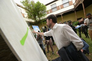 El presidente del Cabildo, Carlos Alonso, pinta en un mural durante el acto inaugural del Tenerife Walking Festival