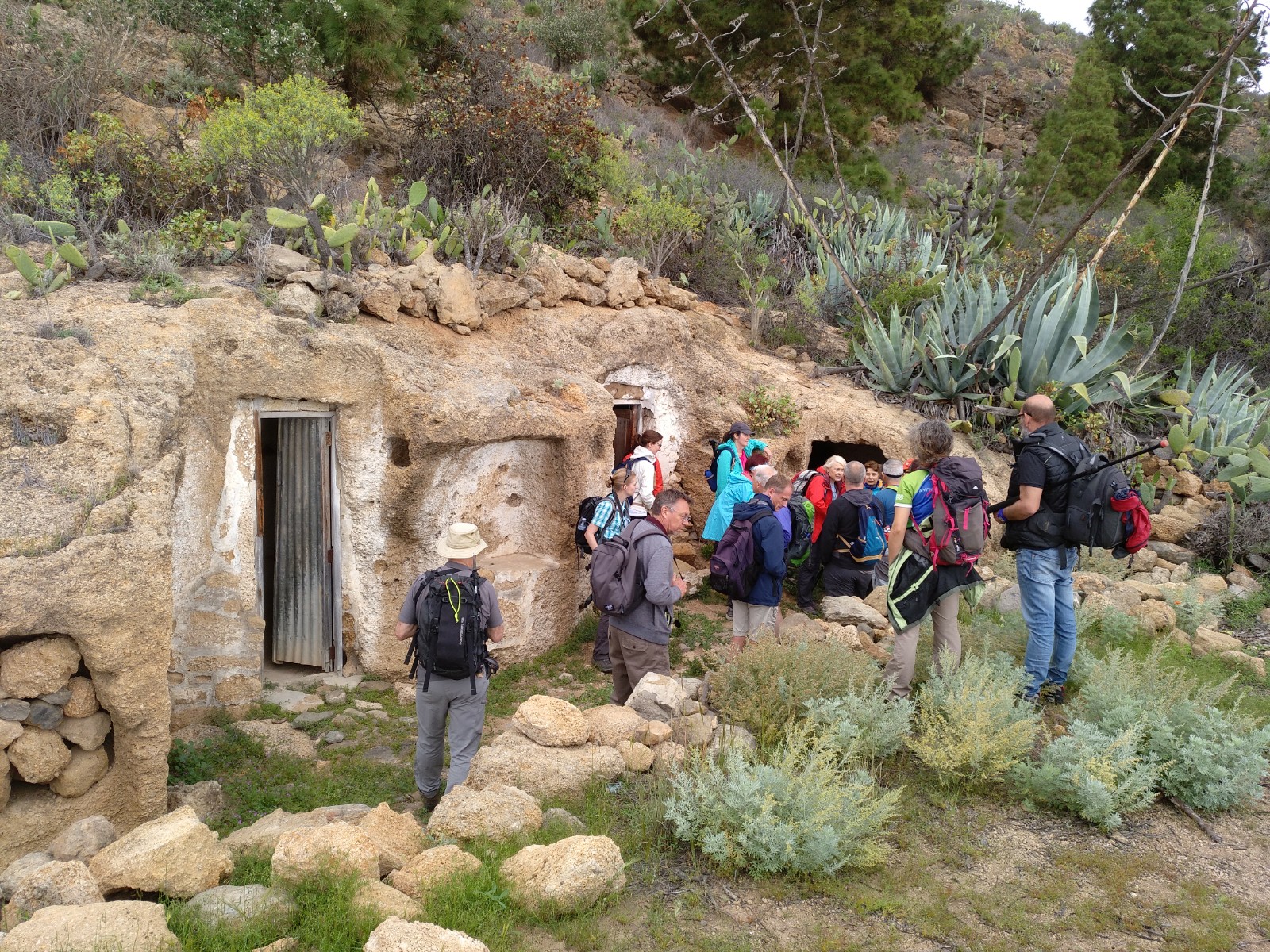 Los senderistas atienden a las explicaciones de uno de los guías