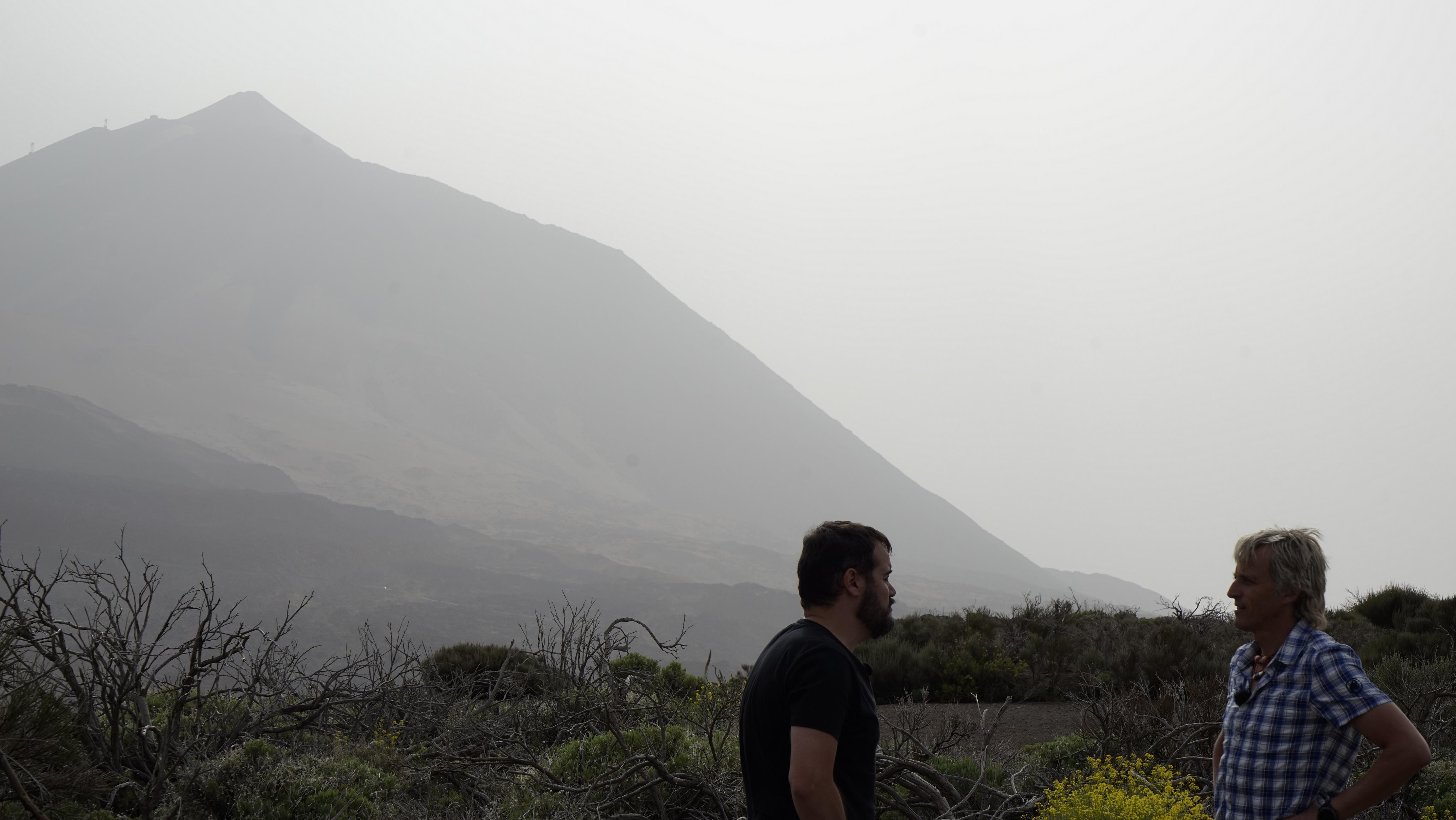 Jesús Calleja junto a uno de los técnicos del programa con el Teide al fondo